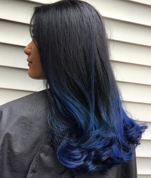 ciocche blu su capelli neri